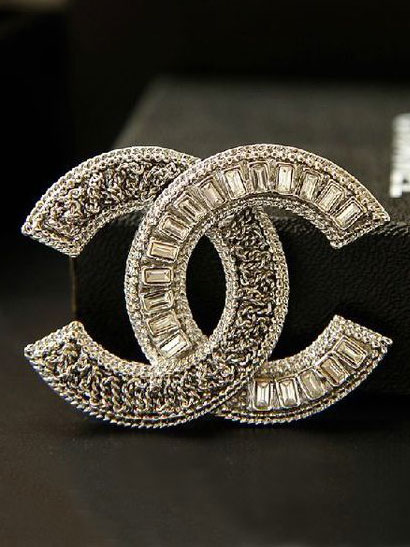 Une broche CC Chanel